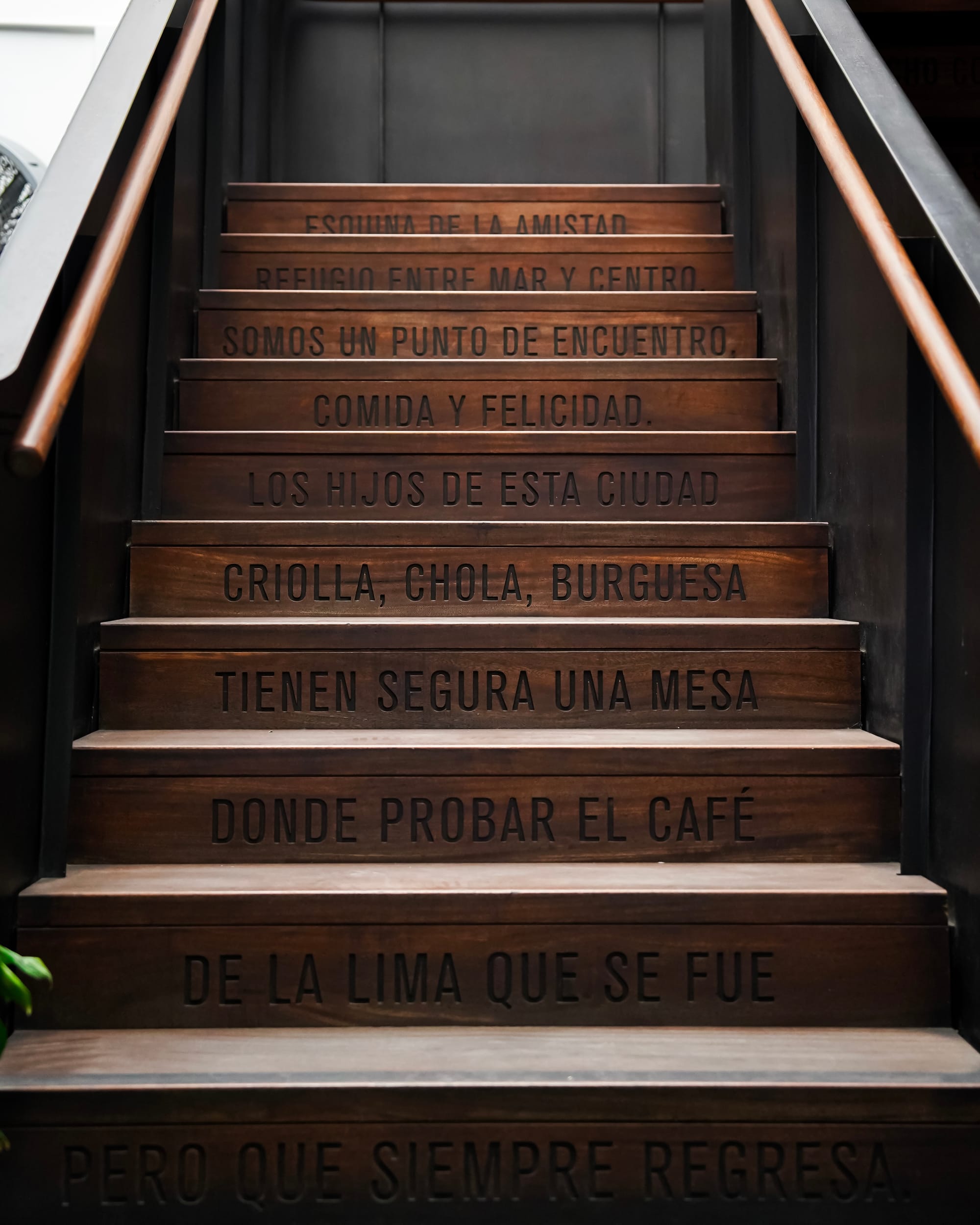 Escaleras Café de Lima con el poema de Renato Cisneros